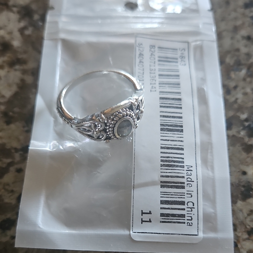 Elegant Silver Ring with Intricate Design
